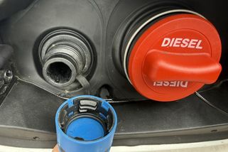 Natankujete za 500 Kč, banka vám zablokuje 4 000 Kč. Preautorizace na pumpách bere řidičům peníze na celé dny